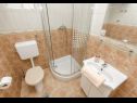 Vakantiehuizen More - garden shower: H(10+2) Vinisce - Riviera Trogir  - Kroatië  - H(10+2): badkamer met toilet