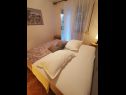Apartementen Srđan - 10 m from the beach : A1(4), A2(2+1), A3(4+1) Vinisce - Riviera Trogir  - Appartement - A1(4): slaapkamer
