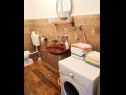 Apartementen Ivan  - 15 m from beach: A1(7), SA2(2), A3(2+1) Vinisce - Riviera Trogir  - Appartement - A1(7): badkamer met toilet