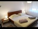 Apartementen Ivan  - 15 m from beach: A1(7), SA2(2), A3(2+1) Vinisce - Riviera Trogir  - Appartement - A1(7): slaapkamer