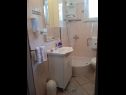 Apartementen Josip - 5 m from beach: A1(6) Vinisce - Riviera Trogir  - Appartement - A1(6): badkamer met toilet