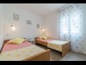 Apartementen Sandra - 150 meters from the beach A1 (6+2), A2 (3+2), A3 (2+2) Crna Punta - Riviera Zadar  - Appartement - A1 (6+2): slaapkamer