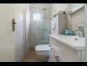 Apartementen Sandra - 150 meters from the beach A1 (6+2), A2 (3+2), A3 (2+2) Crna Punta - Riviera Zadar  - Appartement - A1 (6+2): badkamer met toilet