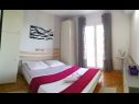 Apartementen Vlatkica - 10 m from beach: A1 Vlatkica(4), A2 Lea(4) Maslenica - Riviera Zadar  - Appartement - A1 Vlatkica(4): slaapkamer