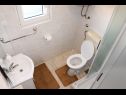 Apartementen Remi - 300 m from sea: A1(4+2), A2(2+2), A3(2+2) Nin - Riviera Zadar  - Appartement - A1(4+2): badkamer met toilet