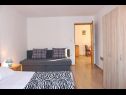 Apartementen Remi - 300 m from sea: A1(4+2), A2(2+2), A3(2+2) Nin - Riviera Zadar  - Appartement - A3(2+2): slaapkamer