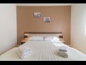 Apartementen Bosko - 30m from the sea with parking: A1(2+1), SA2(2), A3(2+1), A4(4+1) Nin - Riviera Zadar  - Appartement - A4(4+1): slaapkamer