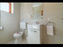 Apartementen Bosko - 30m from the sea with parking: A1(2+1), SA2(2), A3(2+1), A4(4+1) Nin - Riviera Zadar  - Appartement - A4(4+1): badkamer met toilet