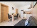 Apartementen Bosko - 30m from the sea with parking: A1(2+1), SA2(2), A3(2+1), A4(4+1) Nin - Riviera Zadar  - Appartement - A4(4+1): woonkamer