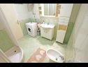 Apartementen Nika - nice garden: A1(2), A2(4+1), A3(6), A4(2) Nin - Riviera Zadar  - Appartement - A2(4+1): badkamer met toilet