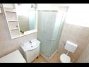 Apartementen Nika - nice garden: A1(2), A2(4+1), A3(6), A4(2) Nin - Riviera Zadar  - Appartement - A3(6): badkamer met toilet