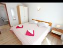 Apartementen Nika - nice garden: A1(2), A2(4+1), A3(6), A4(2) Nin - Riviera Zadar  - Appartement - A4(2): slaapkamer