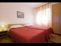 Apartementen Ljilja - 10m from the sea with parking: A2(2+2), A3(2+2), A4(12) Nin - Riviera Zadar  - Appartement - A4(12): slaapkamer
