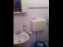 Apartementen Vjeko - 200 m from sea: 1 - A1(2+2), 2 - B1(2+2) Nin - Riviera Zadar  - Appartement - 1 - A1(2+2): badkamer met toilet