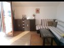 Apartementen Tina -with terrace and sea view A1(4) Obrovac - Riviera Zadar  - Appartement - A1(4): woonkamer