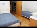 Apartementen Mari - 100 m from beach: A1(4), A2(4) Petrcane - Riviera Zadar  - Appartement - A1(4): slaapkamer