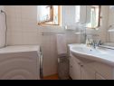 Apartementen Kike - 60 meters from the beach: A1(4+1), A2(4+1), A3(4+1), SA1(2) Petrcane - Riviera Zadar  - Appartement - A2(4+1): badkamer met toilet