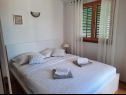 Apartementen Kike - 60 meters from the beach: A1(4+1), A2(4+1), A3(4+1), SA1(2) Petrcane - Riviera Zadar  - Appartement - A2(4+1): slaapkamer