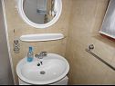Apartementen Teo - 8m from the sea & parking: A1 žuti(4), A2 bijeli(4), A3 novi(4) Privlaka - Riviera Zadar  - Appartement - A2 bijeli(4): badkamer met toilet