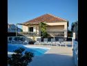 Vakantiehuizen Ivana - with a private pool: H(8) Privlaka - Riviera Zadar  - Kroatië  - zwembad (huis en omgeving)