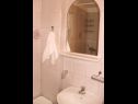 Apartementen Mario - with garden: A1(2+2), A2(4+2) Razanac - Riviera Zadar  - Appartement - A1(2+2): badkamer met toilet