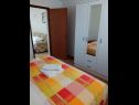 Apartementen Mario - with garden: A1(2+2), A2(4+2) Razanac - Riviera Zadar  - Appartement - A1(2+2): slaapkamer