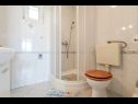 Apartementen Edi - amazing location by the sea: A1(4), A2(4), A3(4), A4(4) Rtina - Riviera Zadar  - Appartement - A2(4): badkamer met toilet