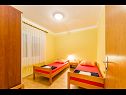 Apartementen Ivica - with parking : A1-0A(4+1), A2-1A(4+1), A3-1B(4+1), A4-2A(4+1) Sabunike - Riviera Zadar  - Appartement - A3-1B(4+1): slaapkamer