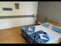 Apartementen en kamers Voyasi - 60 m from sea: A1(2), A2(2), A4(2), A6(2), A7(4), R5(2) Starigrad-Paklenica - Riviera Zadar  - Appartement - A2(2): slaapkamer
