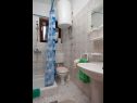 Apartementen en kamers Voyasi - 60 m from sea: A1(2), A2(2), A4(2), A6(2), A7(4), R5(2) Starigrad-Paklenica - Riviera Zadar  - Appartement - A6(2): badkamer met toilet