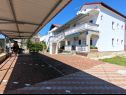Apartementen Ana - 120 m from the beach A1(4), A2(2+1) Sukosan - Riviera Zadar  - parkeerplaats (huis en omgeving)