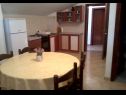 Apartementen Darko - 100m from sea: A1-Jednosobni (3+1), A2-Dvosobni (4+1) Vir - Riviera Zadar  - Appartement - A1-Jednosobni (3+1): keuken en eetkamer