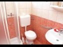 Apartementen Vinko - big terrace and grill A5(2+1), SA6(2)Crveni, SA7(2)Plavi Vir - Riviera Zadar  - Studio-appartment - SA6(2)Crveni: badkamer met toilet