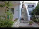 Apartementen Vinko - big terrace and grill A5(2+1), SA6(2)Crveni, SA7(2)Plavi Vir - Riviera Zadar  - huis