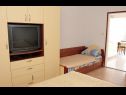 Apartementen Vinko - big terrace and grill A5(2+1), SA6(2)Crveni, SA7(2)Plavi Vir - Riviera Zadar  - Appartement - A5(2+1): slaapkamer
