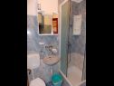 Apartementen Darko - 100m from sea: A1-Jednosobni (3+1), A2-Dvosobni (4+1) Vir - Riviera Zadar  - Appartement - A2-Dvosobni (4+1): badkamer met toilet