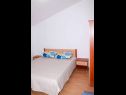 Apartementen Nenad - with pool; A1(4+1), A2(4+1), SA3(3), SA4(3), A5(2+2) Vrsi - Riviera Zadar  - Appartement - A5(2+2): slaapkamer