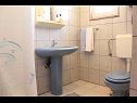 Apartementen en kamers Jagoda - comfy and cozy : A1 Lijevi (3+2), A2 Desni (3+2), R1(4) Zadar - Riviera Zadar  - Appartement - A1 Lijevi (3+2): badkamer met toilet