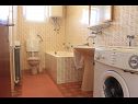 Apartementen en kamers Jagoda - comfy and cozy : A1 Lijevi (3+2), A2 Desni (3+2), R1(4) Zadar - Riviera Zadar  - Kamer - R1(4): badkamer met toilet