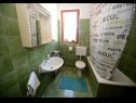Apartementen Ankica - 150 m from beach: A1(2+2), A2(5), A3(4+1), A4(2+2) Zadar - Riviera Zadar  - Appartement - A2(5): badkamer met toilet