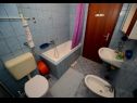 Apartementen Ankica - 150 m from beach: A1(2+2), A2(5), A3(4+1), A4(2+2) Zadar - Riviera Zadar  - Appartement - A3(4+1): badkamer met toilet