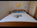 Apartementen Ankica - 150 m from beach: A1(2+2), A2(5), A3(4+1), A4(2+2) Zadar - Riviera Zadar  - Appartement - A3(4+1): slaapkamer