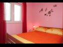 Apartementen Ivo - family friendly: A1 Crveni (2+2), A2 Plavi (2+2), A3 Bez (2+2) Zaton (Zadar) - Riviera Zadar  - Appartement - A1 Crveni (2+2): slaapkamer