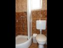 Apartementen Ivo - family friendly: A1 Crveni (2+2), A2 Plavi (2+2), A3 Bez (2+2) Zaton (Zadar) - Riviera Zadar  - Appartement - A3 Bez (2+2): badkamer met toilet