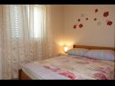 Apartementen Ivo - family friendly: A1 Crveni (2+2), A2 Plavi (2+2), A3 Bez (2+2) Zaton (Zadar) - Riviera Zadar  - Appartement - A3 Bez (2+2): slaapkamer