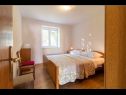 Apartementen Mir - family apartments with garden terrace A1(4), A2(2) Zaton (Zadar) - Riviera Zadar  - Appartement - A1(4): slaapkamer