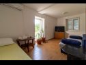 Apartementen Mir - family apartments with garden terrace A1(4), A2(2) Zaton (Zadar) - Riviera Zadar  - Appartement - A1(4): woonkamer