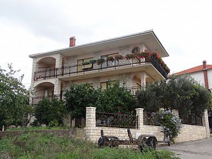 Apartementen Ante - 50m from the sea: A2(2+2) Okrug Gornji - Eiland Ciovo 