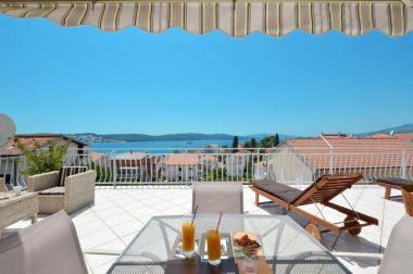Apartementen Bozo - amazing terrace and sea view: A1(4) Okrug Gornji - Eiland Ciovo 