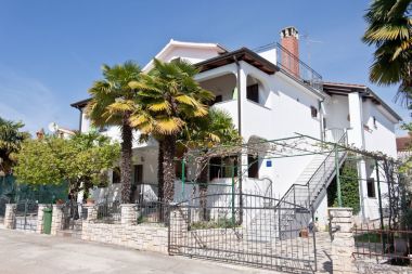 Apartementen Neva - great location: SA1 prizemlje (2+1), SA2 Skalinada (2+1), A3 prvi kat do ulice (2+1), A4 prvi kat do vrta (4), A5(2+2) Novigrad - Istrië 